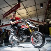 Der Stand des Herstellers aus Borgo Panigale war während der gesamten Messe ein Publikumsmagnet – unzählige Fans strömten herbei, um die neue Monster, die zahlreichen Modelle für 2026 sowie die anwesenden Ducati-Champions aus nächster Nähe zu erleben.